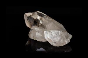 macro minerale pietra strass, roccia cristallo su un' nero sfondo foto
