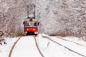 un vecchio tram in movimento attraverso un' inverno foresta foto