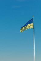 ucraino bandiera contro il blu cielo foto