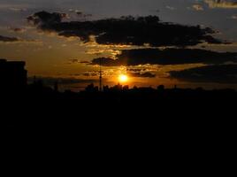 autunno rosso tramonto con un' viola cielo foto