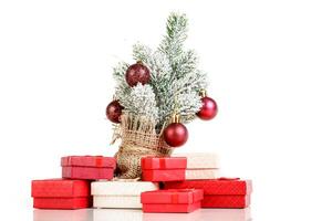 Natale albero regalo scatole con giocattoli su un' bianca sfondo foto