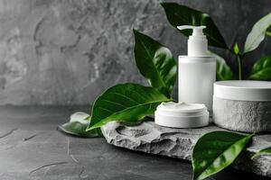 cosmetico marchio, confezione e trucco concetto - lusso viso crema idratante jarle e verde le foglie sfondo, biologico cura della pelle cosmetici Prodotto per lusso bellezza marca foto