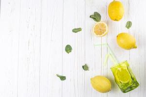 limoni vetro colorato brillante con paglia foto