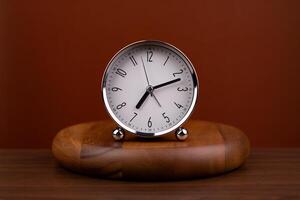 tempo mano Spettacoli in piedi volta. alto qualità studio foto di un' orologio. il concetto di tempo e il regole di tempo nel opera