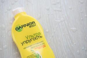 kiev, Ucraina - febbraio 27, 2024 garnier produzione con azienda logo su giallo bottiglia foto