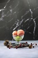 fragola e matcha verde tè ghiaccio crema gelato con rosso frutti di bosco e pino cono decorazione per inverno e Natale dolce concetto foto