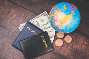 passaporto risparmia denaro per viaggiare e fare affari in tutto il mondo. foto