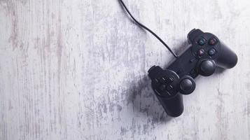 controller di gioco sulla scrivania bianca. foto