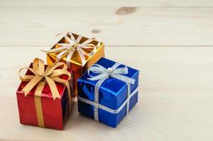 scatole regalo su un pavimento di legno foto