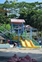 febbraio 29, 2024. magelang, Indonesia. giocoso, ridendo, e godere bambini nel acqua parco foto