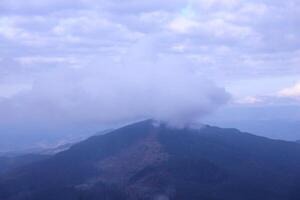 mattina Visualizza a partire dal il dragobrato montagna picchi nel carpazi montagne, Ucraina. nuvoloso e nebbioso paesaggio in giro drahobrat picchi foto