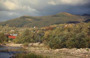 campagna nel montagne a Alba. erboso rurale versante con i campi e alberi nel autunno fogliame nel autunno foto