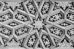 geometrico tradizionale islamico ornamento. frammento di un' ceramica mosaico. nero e bianca. foto