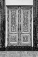 lavorato di legno porte con modelli e mosaici. nero e bianca. foto