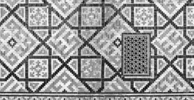 geometrico tradizionale islamico ornamento. frammento di un' ceramica mosaico. nero e bianca. foto