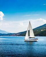 andare in barca nave nel il baia di il Adriatico mare. vacanza su un' barca a vela. foto