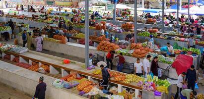 samarcanda, Uzbekistan - aprile 27, 2023 superiore Visualizza di righe di frutta e verdura bancarelle e fornitori nel un orientale bazar nel centrale Asia. foto