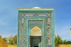 il antico mausoleo di shakh-i-zinda, il tomba di vivente re, durante il regno di amiro temur nel samarcanda. necropoli arco decorato con geometrico islamico orientale ornamento. foto
