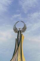 Uzbekistan, compito - Maggio 25, 2023 monumento di indipendenza nel il modulo di un' stele con un' humo uccello contro un' nuvoloso cielo nel il nuovo Uzbekistan parco. foto