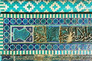 geometrico tradizionale islamico ornamento. frammento di un' ceramica mosaico. foto