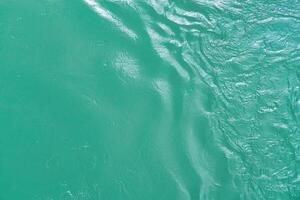 il struttura di il onde di turchese colore di veloce acqua nel il fiume. foto