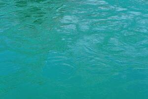 il struttura di il onde di turchese colore di veloce acqua nel il fiume. foto