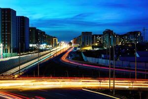 auto traffico leggero a notte città. foto