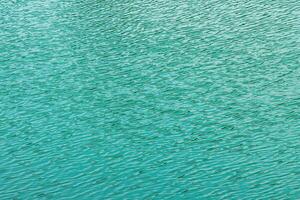 il struttura di il onde di turchese colore di veloce acqua nel il fiume. foto