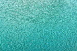 il struttura di il onde di turchese colore di veloce acqua nel il fiume. foto