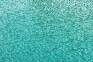 il struttura di il onde di turchese colore di veloce acqua nel il fiume. foto