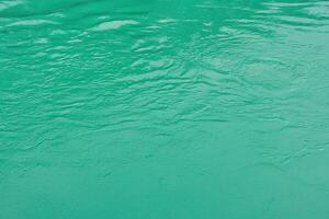 il struttura di il onde di turchese colore di veloce acqua nel il fiume. foto