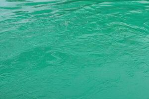 il struttura di il onde di turchese colore di veloce acqua nel il fiume. foto