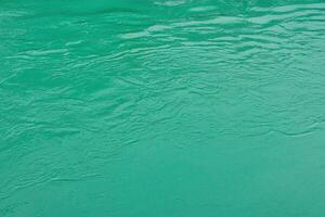 il struttura di il onde di turchese colore di veloce acqua nel il fiume. foto