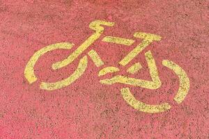 bicicletta sentiero cartello su un asfalto strada. foto