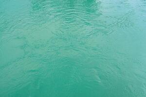 il struttura di il onde di turchese colore di veloce acqua nel il fiume. foto