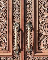 lavorato di legno porte con dorato metallo maniglie.. foto