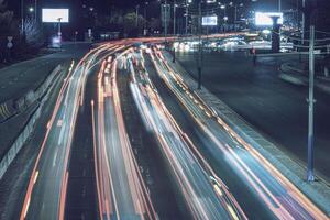 auto traffico leggero a notte città. foto