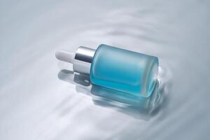bottiglie di cosmetici con un' contagocce nel acqua su un' blu sfondo. foto