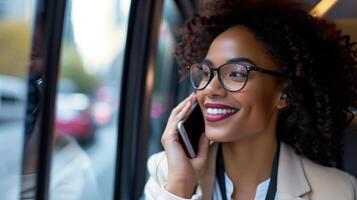 sorridente giovane donna d'affari godendo un' Telefono chiamata su città transito foto