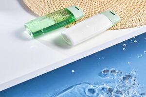 protezione solare e gel di il acqua piscina. foto