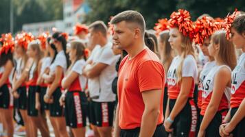 focalizzata allenatore con cheerleading squadra foderato su a gli sport evento foto