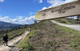 strada cartello per markina-xemein su il camino del norte nel settentrionale Spagna foto