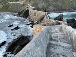 Visualizza al di sopra di san juan de Gaztelugatxe nel Spagna durante Alba foto