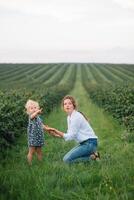 elegante madre e figlia avendo divertimento su il natura. contento famiglia concetto. bellezza natura scena con famiglia all'aperto stile di vita. contento famiglia riposo insieme. felicità nel famiglia vita. madri giorno foto