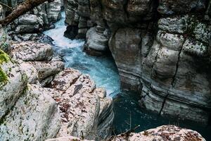 bianca roccia canyon giungla e montagna foresta escursionismo, khosta fiume lungo scogliere foto