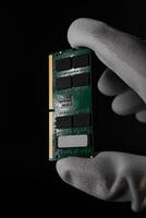 nel il buio mano in modo sicuro afferrare montone ddr4 sodimm per pc foto