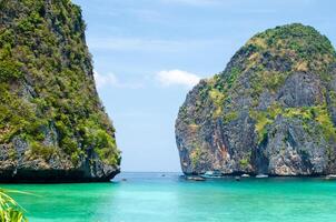 maya baia - bellissimo spiaggia nel phi phi isola - Tailandia, marzo 2024 foto