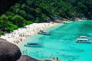 tropicale isole di oceano blu mare acqua e bianca sabbia spiaggia a similan isole con famoso vela roccia, phang nga Tailandia natura paesaggio foto