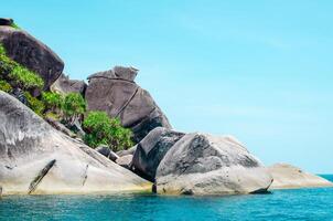 rocce e pietra spiaggia similan isole con famoso vela roccia, phang nga Tailandia natura paesaggio foto