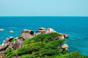 rocce e pietra spiaggia similan isole con famoso vela roccia, phang nga Tailandia natura paesaggio foto